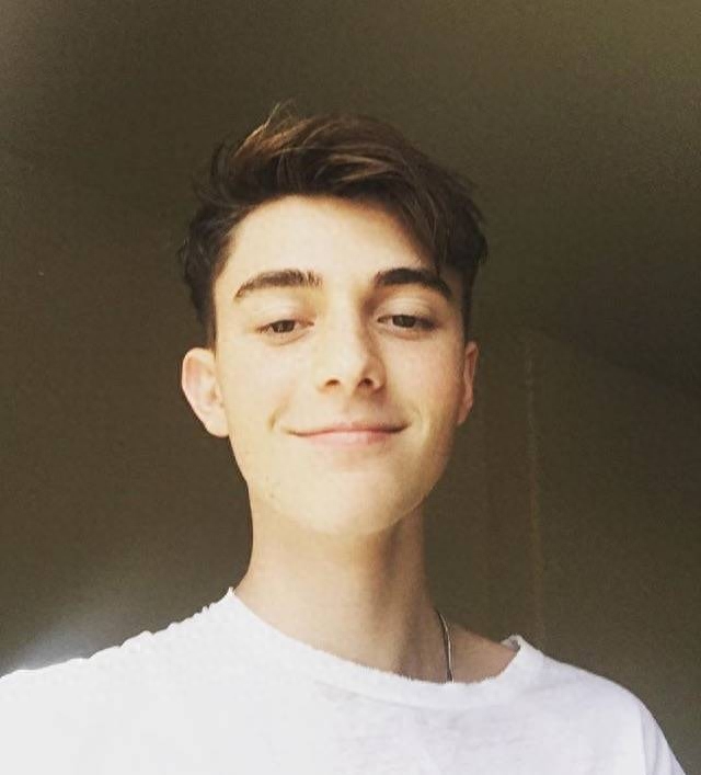 灰森Greyson Chance今日正式公开出柜了！祝福他吧！