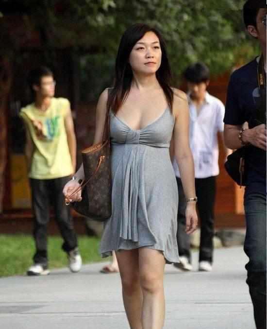 街拍: 很有信心的低胸衣服美女姐姐, 耀眼逛街