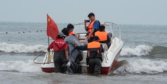 青岛：玩嗨了！实拍假日的石老人海水浴场