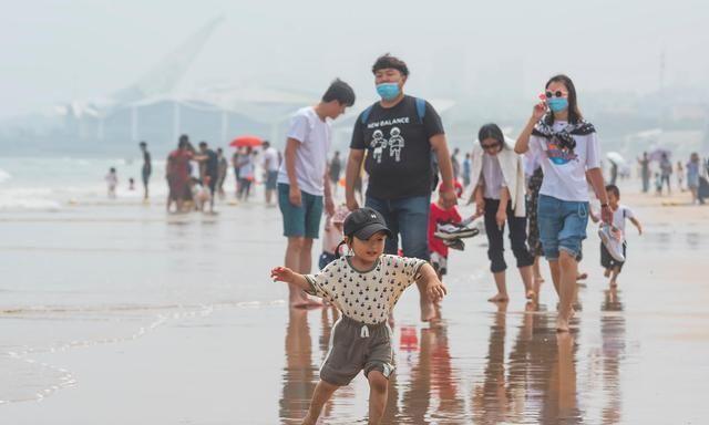 青岛：玩嗨了！实拍假日的石老人海水浴场