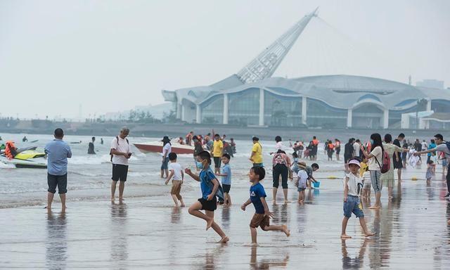 青岛：玩嗨了！实拍假日的石老人海水浴场