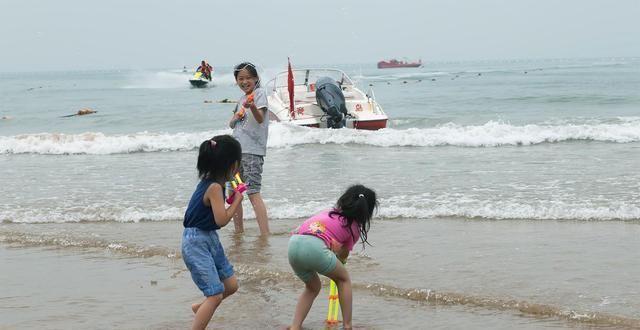 青岛：玩嗨了！实拍假日的石老人海水浴场