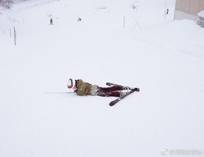 周雨彤晒滑雪照，大棉服穿出仙女气质，网友：周5岁真可爱！