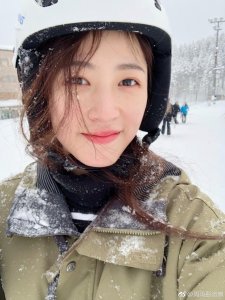 ​周雨彤晒滑雪照，大棉服穿出仙女气质，网友：周5岁真可爱！