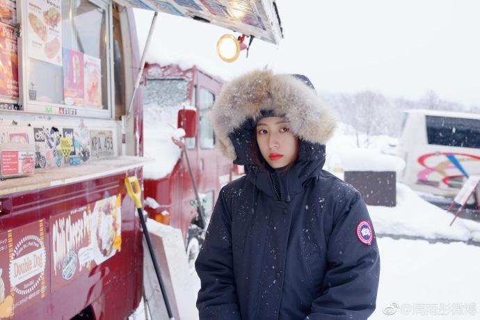 周雨彤晒滑雪照，大棉服穿出仙女气质，网友：周5岁真可爱！