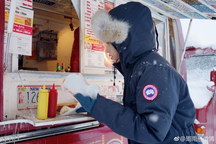 周雨彤晒滑雪照，大棉服穿出仙女气质，网友：周5岁真可爱！