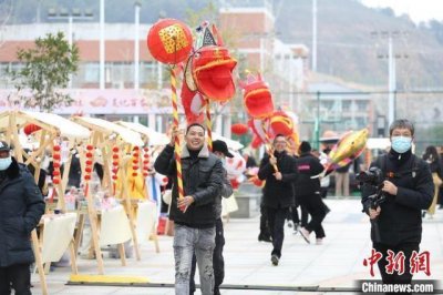 ​浙江青田3.8万侨胞回乡过年 中西融合为文旅市场增色