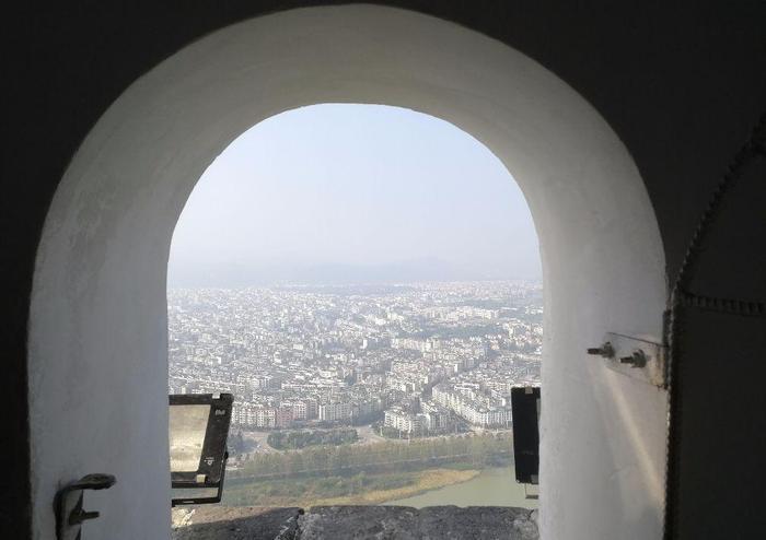 登上这座价值六百万元的白塔, 观阆中全景