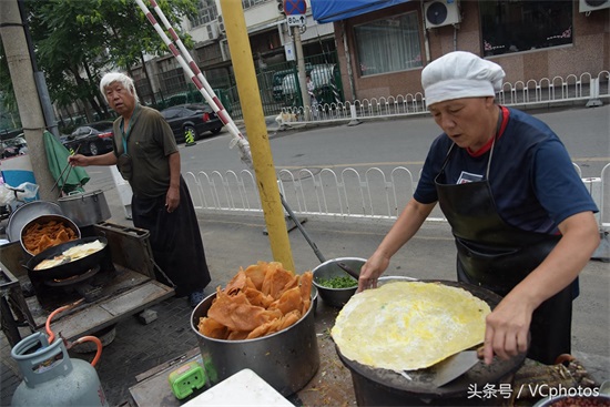 三十年口口相传，白毛煎饼何以成为北京街头的煎饼之王