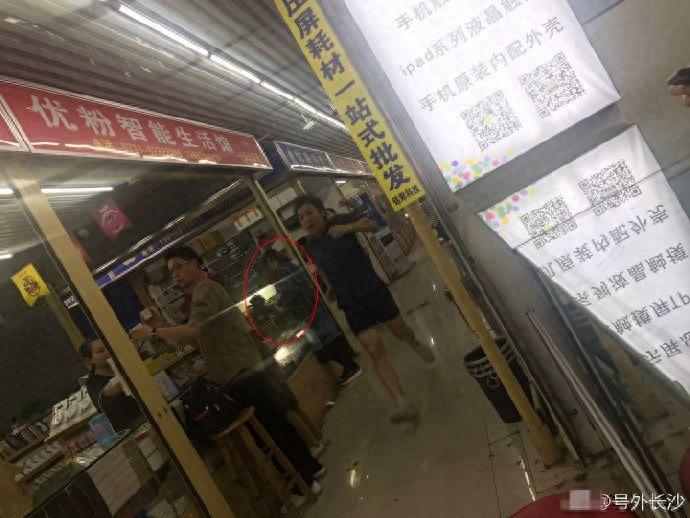 黄渤大冬天穿短衣短裤拍戏，衣着邋遢俨如乞丐