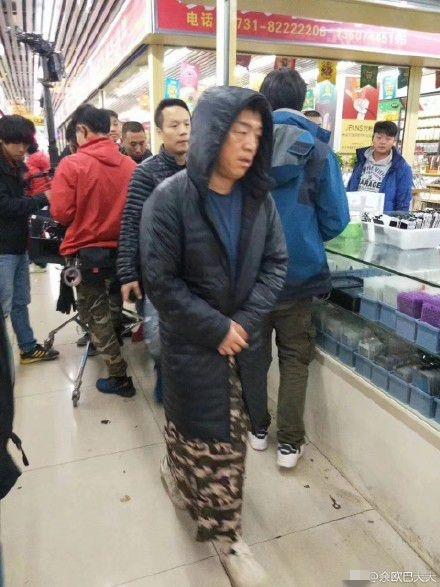 黄渤大冬天穿短衣短裤拍戏，衣着邋遢俨如乞丐