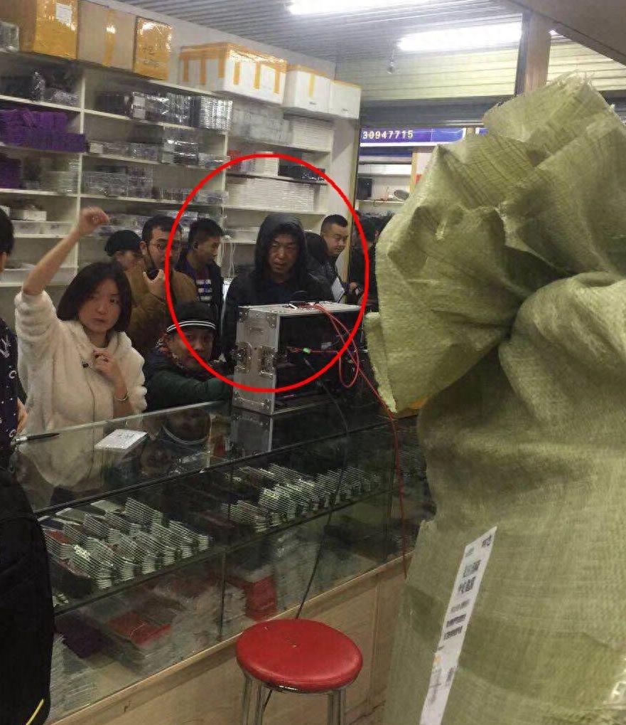 黄渤大冬天穿短衣短裤拍戏，衣着邋遢俨如乞丐