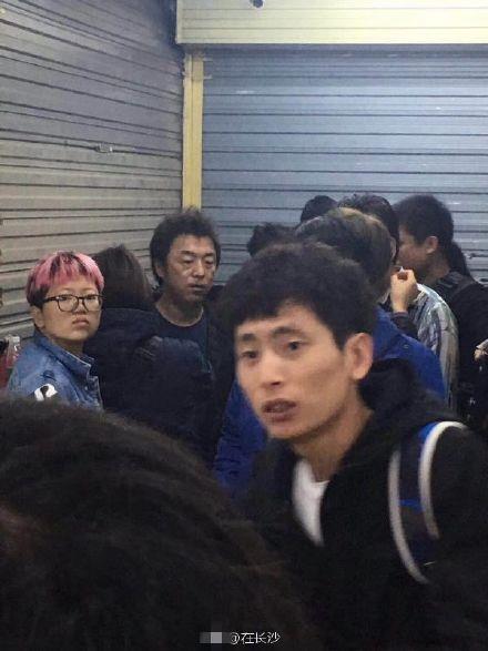 黄渤大冬天穿短衣短裤拍戏，衣着邋遢俨如乞丐