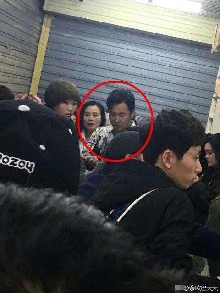 黄渤大冬天穿短衣短裤拍戏，衣着邋遢俨如乞丐