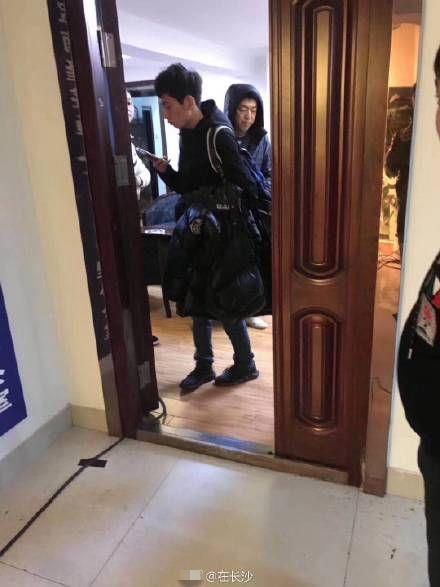 黄渤大冬天穿短衣短裤拍戏，衣着邋遢俨如乞丐