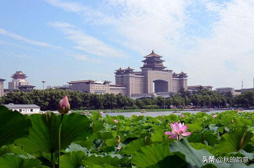 北京莲花池公园，有莲花池荷花节、庙会，距今有3000多年的历史