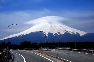 ​专家预警：富士山已具备喷发条件！一旦爆发日本11万人将徒步逃命