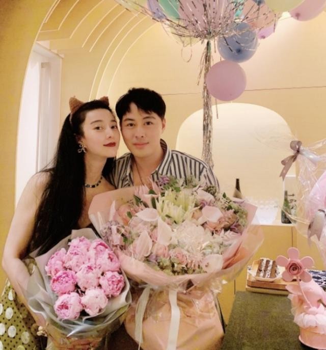 范冰冰大变风格亲切合照（范冰冰和造型师共度生日）(1)