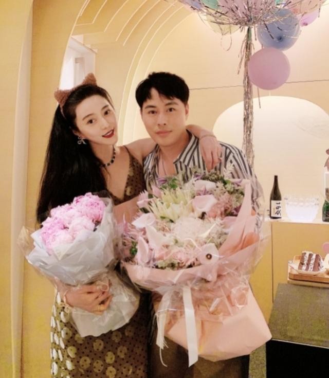 范冰冰大变风格亲切合照（范冰冰和造型师共度生日）(2)