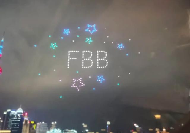 范冰冰大变风格亲切合照（范冰冰和造型师共度生日）(6)