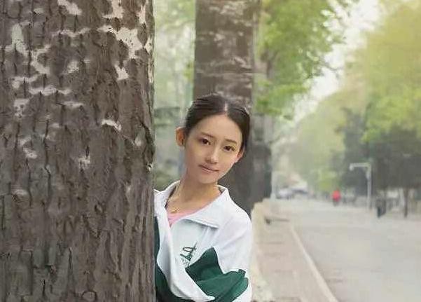 张雨婷在校时期靠美貌赢得校花称号，绿地事件并没让她失去求爱者