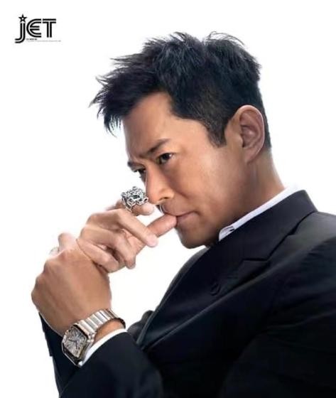 古天乐西装黑白写真（51岁古天乐穿黑色皮衣好帅）(4)