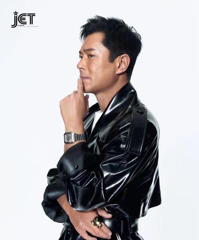 古天乐西装黑白写真（51岁古天乐穿黑色皮衣好帅）(5)