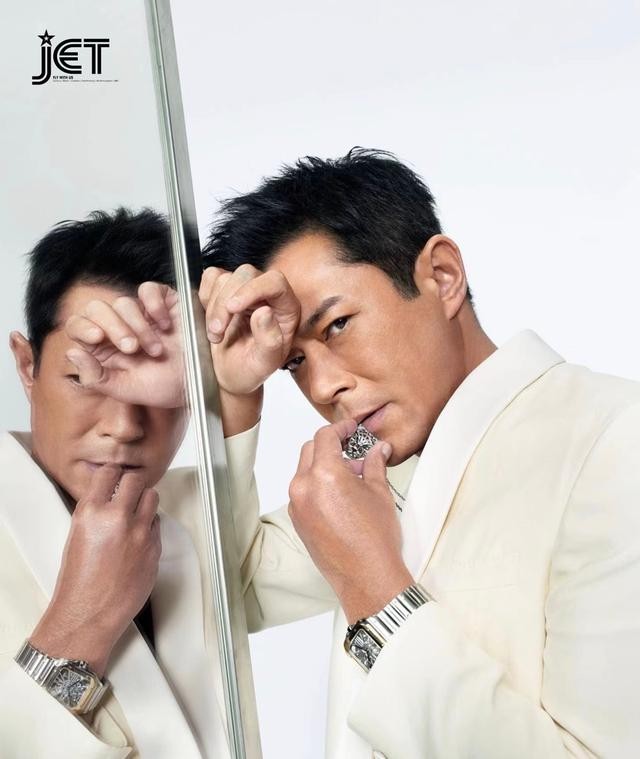 古天乐西装黑白写真（51岁古天乐穿黑色皮衣好帅）(3)