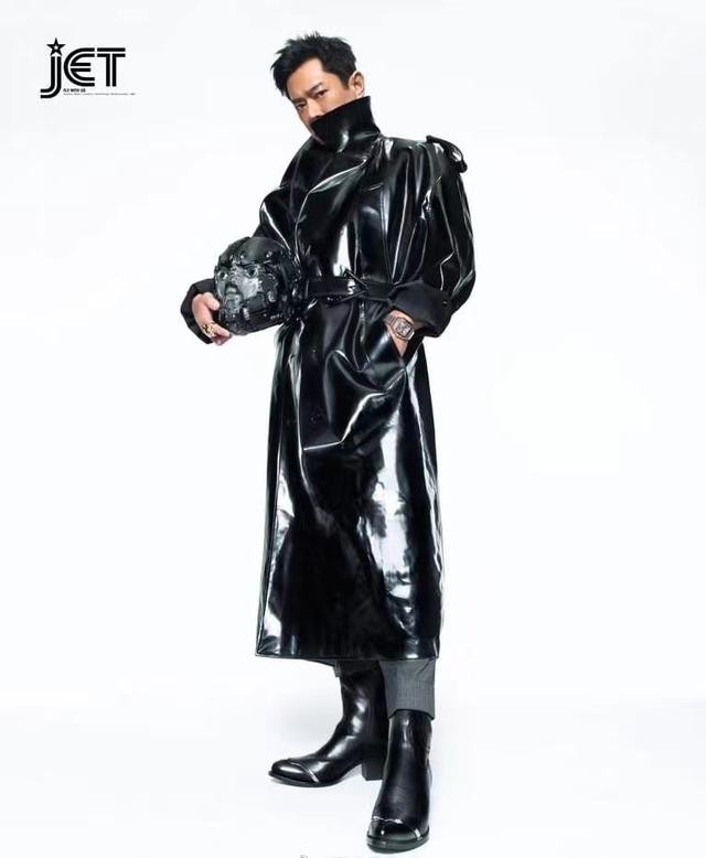 古天乐西装黑白写真（51岁古天乐穿黑色皮衣好帅）(1)