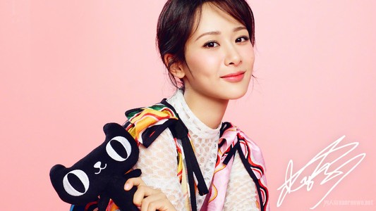 杨紫的胸被摸了 根本就是镜头的问题罢了