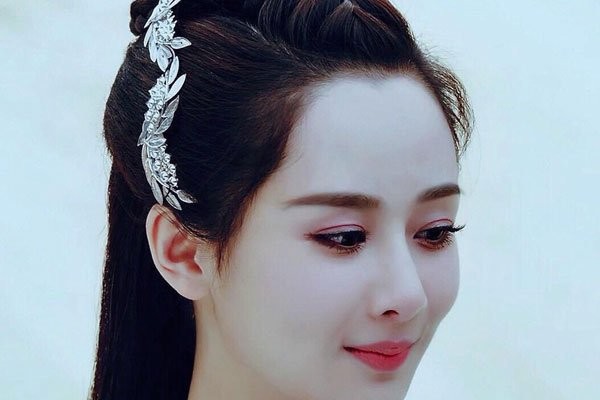 杨紫的胸被摸了 根本就是镜头的问题罢了