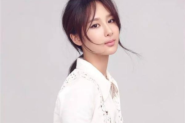 杨紫的胸被摸了 根本就是镜头的问题罢了