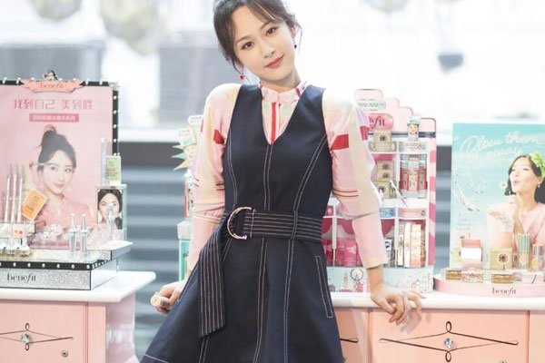 杨紫的胸被摸了 根本就是镜头的问题罢了