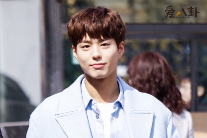 李玹雨朴宝剑对比照好像 两人犹如双胞胎