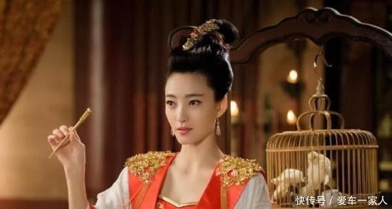 王丽坤微博发动态图片，尺度太大被骂有病，网友被吓到：看吐了！