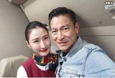 ​刘德华与空姐合影曝光，两人发现两人的长相有点像
