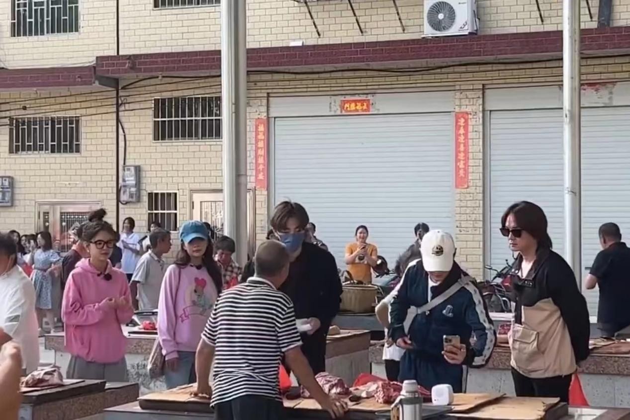 2岁殷桃菜市场买菜接地气,手抱一捆大葱不费力,素颜出镜状态好