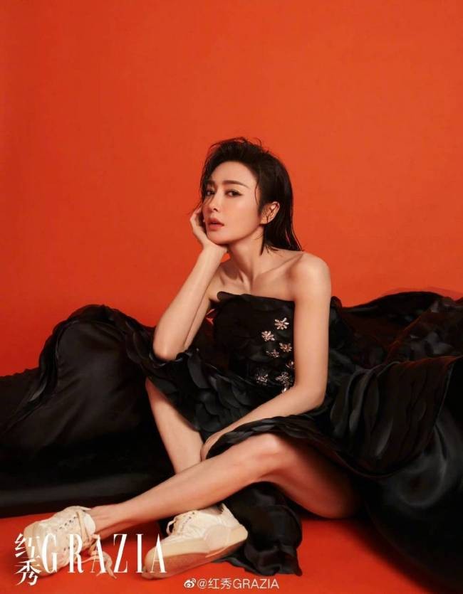 43岁姐姐真香!秦岚大秀美腿 性感撩人