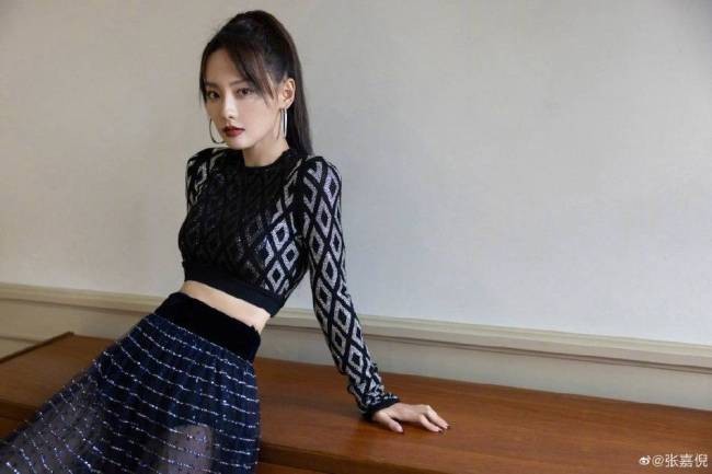 甩掉男人更精彩!张嘉倪大秀小蛮腰魅力猛增