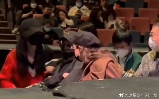 神仙友情!唐嫣谢娜李维嘉现身支持张杰话剧