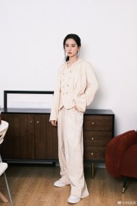 ​刘诗诗穿浅色套装发丝凌乱 气质清冷又慵懒