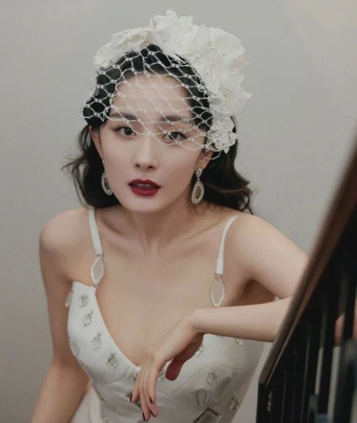 幂姐2025年参加时尚芭莎的造型