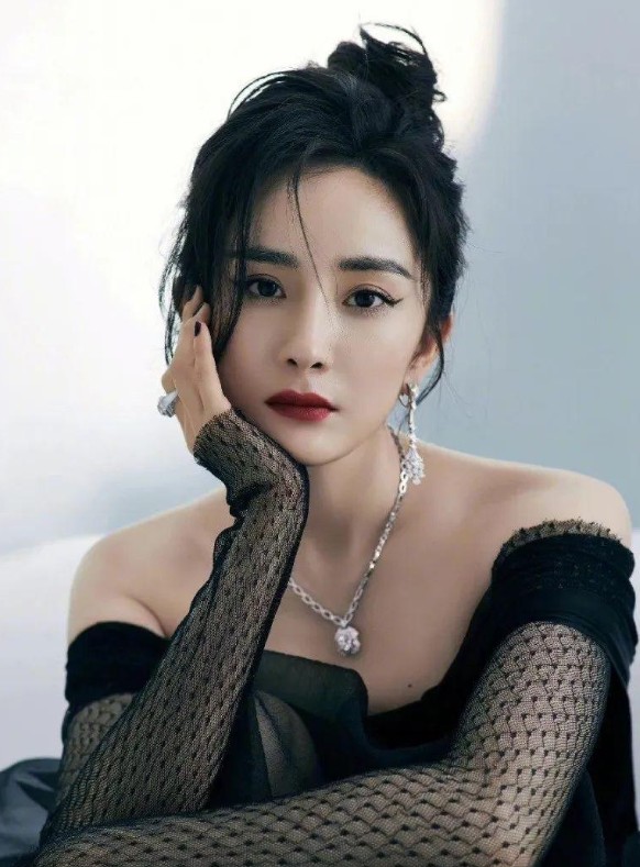 杨幂缺席时尚芭莎红毯