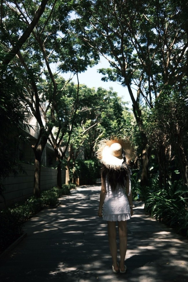 虞书欣晒清新夏日写真 表情搞怪俏皮好可爱