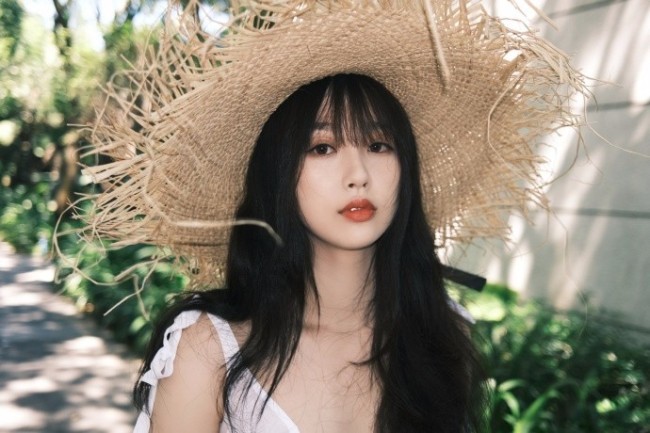 虞书欣晒清新夏日写真 表情搞怪俏皮好可爱