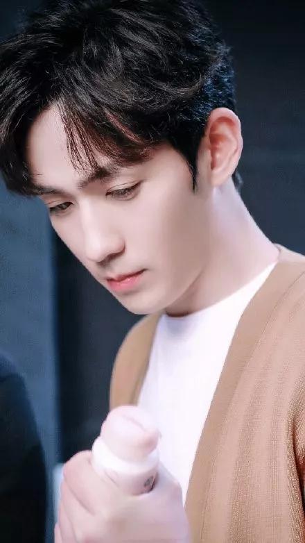 明星为武汉献歌背后:李现女粉丝募捐39万,朱一龙给女医生留言