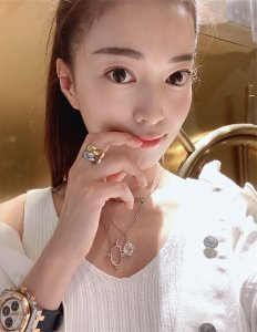 ​麻伊琳个人资料：东方卫视知名女主持，当年风光出嫁，离婚后11年给儿子当妈又