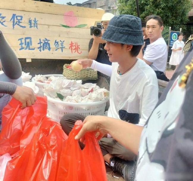爱心助农!网友偶遇王冰冰丁真在街头卖桃