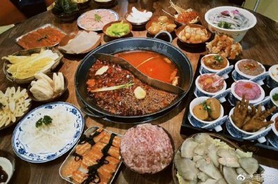 ​毛晓彤晒重阳节火锅 身穿蓝色长裙街头拍照青春靓丽