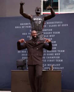 ​NBA史上最丑雕像，韦德雕像之谜：艺术的误读还是审美的偏差？